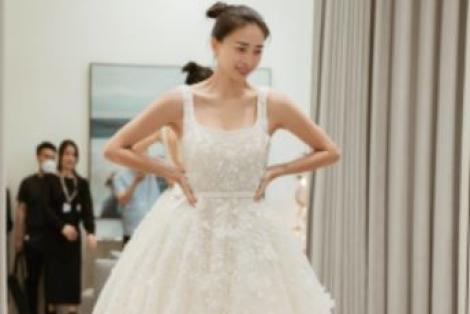 Ngô Thanh Vân thử mẫu váy cưới giống Son Ye Jin