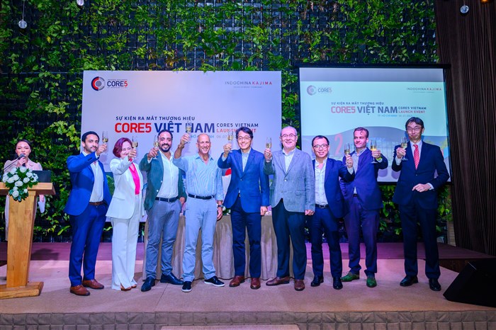 Các lãnh đạo Core5 Việt Nam nâng ly chúc cho sự thành công, phát triển hơn nữa của Core5 Việt Nam trong tương lai