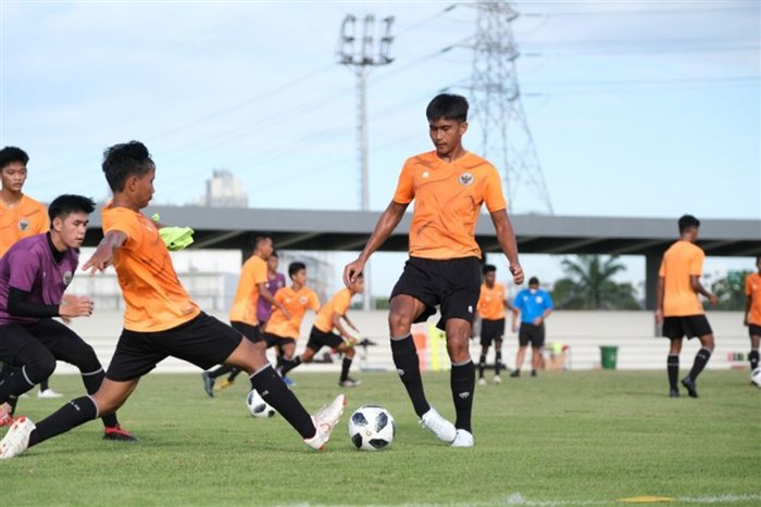 Các cầu thủ U16 Indonesia tập luyện chuẩn bị cho giải U16 Đông Nam Á 2022. (Ảnh: Kompas)
