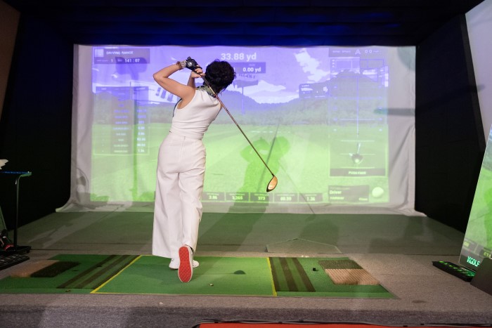 Golfer có thể trực tiếp thử sản phẩm trong khu vực luyện tập 3D, theo dõi các thông số như tốc độ bóng, góc phóng, quỹ đạo và khoảng cách
