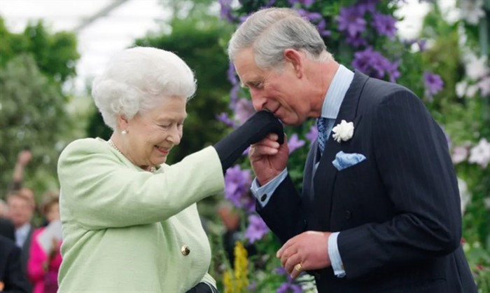Tình cảm của Thái tử Charles dành cho người mẹ Nữ hoàng Elizabeth II làm "tan chảy trái tim" người dân Anh quốc.