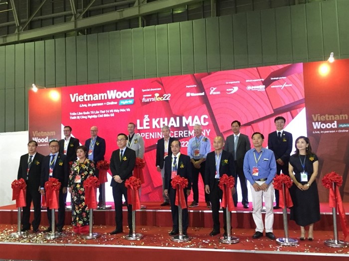 Các lãnh đạo, đại biểu cắt băng khai mạc triển lãm VietnamWood 2022