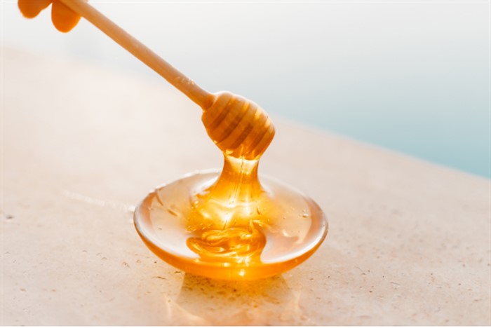 Mật ong có thể được sử dụng như một phương thuốc tự nhiên cho gót chân khô nứt nẻ. ‏