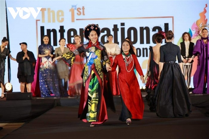 Nhà thiết kế Lan Hương với Bộ sưu tập "Hành tinh phồn thịnh" tại Tuần lễ Thời trang quốc tế tơ lụa Thái Lan lần thứ 3 diễn ra từ 7-11/12/2022 tại Bangkok, Thái Lan.