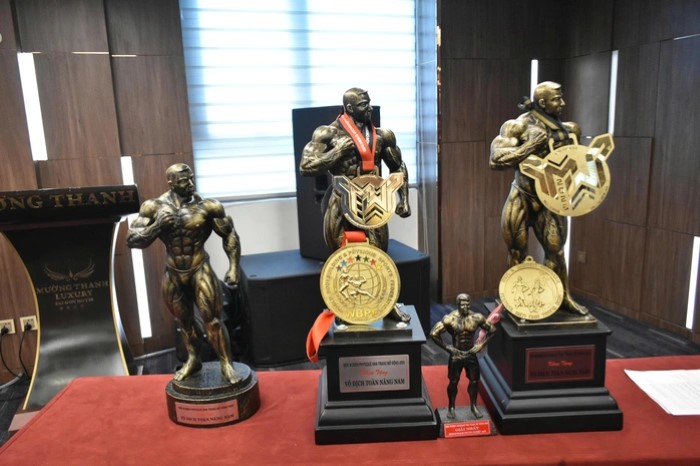 Bộ cúp, huy chương danh giá kèm tiền thưởng khủng cho các nhà vô địch