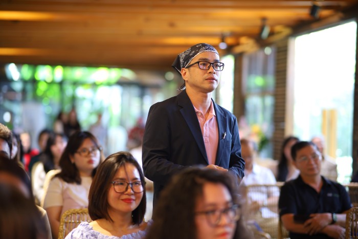 Phóng viên báo chí đưa ra những câu hỏi tại buổi ra mắt sách