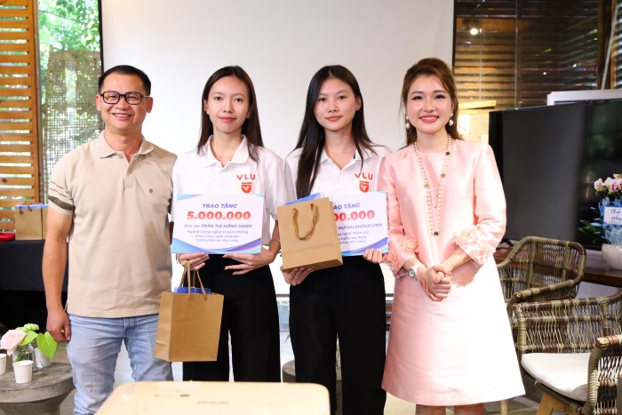 Ngay tại buổi lễ tác giả đã trao học bổng cho 2 sinh viên có hoàn cảnh khó khăn ở trường Đại Học Văn Lang. Mỗi suất 5 triệu đồng