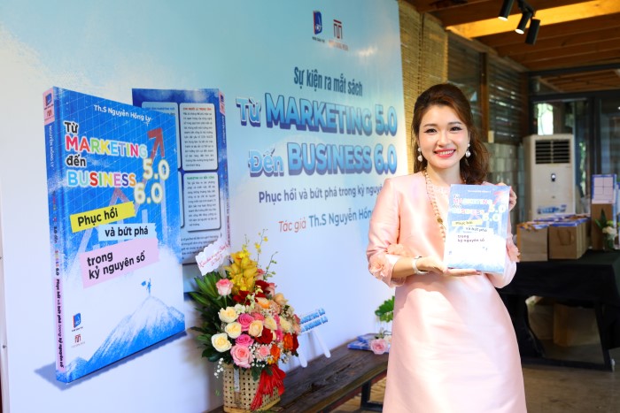 Tác giả cùng cuốn sách “Từ Marketing 5.0 đến Business 6.0 – Phục hồi và bứt phá trong kỷ nguyên số”