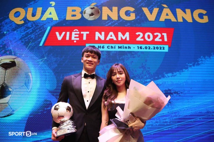 Hoàng Đức hạnh phúc bên bạn gái sau khi nhận Quả bóng vàng Việt Nam 2021 (Ảnh: Hai Tư)