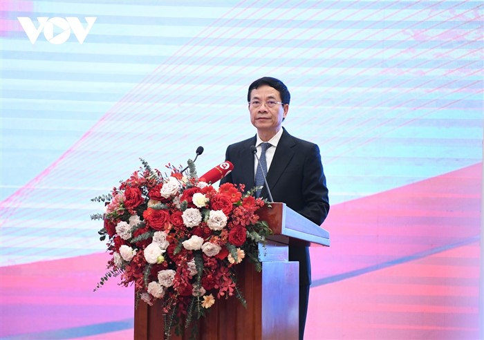 Ông Nguyễn Mạnh Hùng, Bộ trưởng Bộ Thông tin và Truyền thông (TT&TT) trình bày tham luận "Vai trò và xu hướng chuyển đổi số trong phát triển văn hóa- con người Việt Nam" tại hội thảo. 
