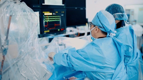 TS.BS Hồ Minh Tuấn và cộng sự thực hiện thủ thuật thay van động mạch chủ qua da bằng Van Evolut™ FX  (Ảnh:FV)