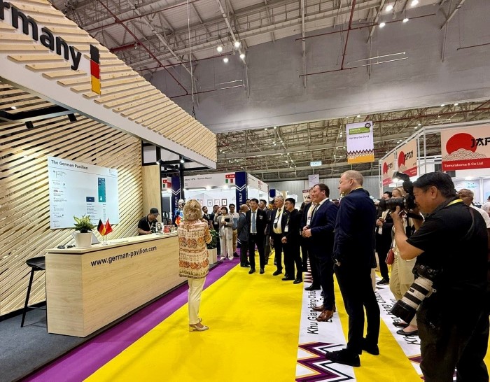 Nhiều gian hàng giới thiệu giải pháp ứng dụng AI trong công nghệ dệt may