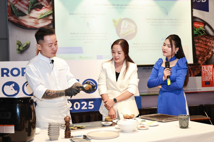 Đầu bếp Cẩm Thiên Long với màn trình diễn đặc sắc