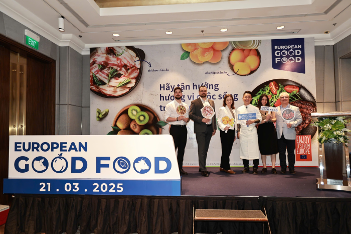 Các đại diện từ chương trình Eu Good Food cùng đầu bếp Cẩm Thiên Long
