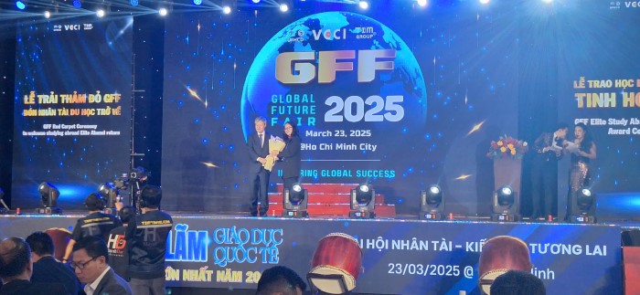 Bà Nguyễn Thị Ngoan Minh tặng hoa cho ông Nguyễn Tân Thành