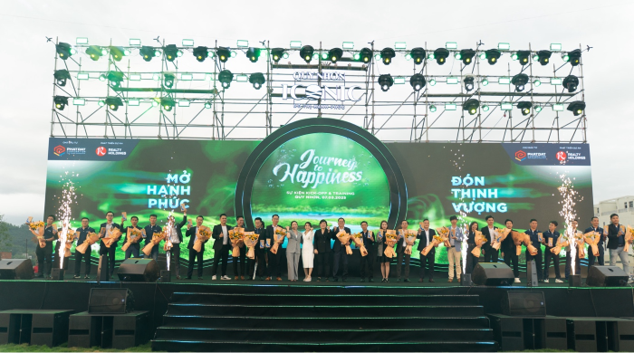 Realty Holdings trao chứng nhận phân phối chiến lược với các đại lý. Ảnh: Realty Holdings