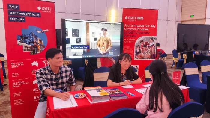 Đại diên RMIT Việt Nam tư vấn tại sự kiện
