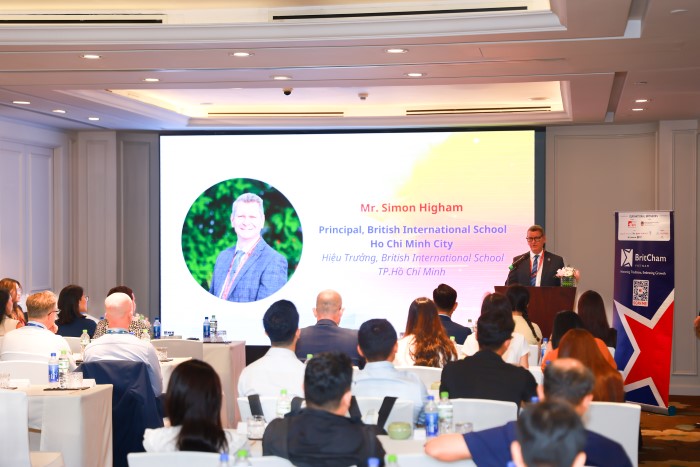Ông Simon Higham, Hiệu trưởng Trường Quốc tế Anh TP. HCM (BIS HCMC) chia sẻ thông tin tại buổi họp báo
