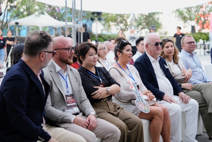 Rất đông các khách mời cùng phóng viên báo chí đã tham dự giao lưu chia sẻ cùng hai bếp trưởng nổi tiếng là ông Huỳnh Hoàng Sin và ông Lukasz Konik cũng như MC xinh đẹp