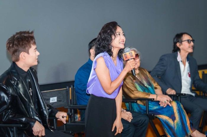 Diễn viên Hồng Ánh dành sự ủng hộ cho đạo diễn 