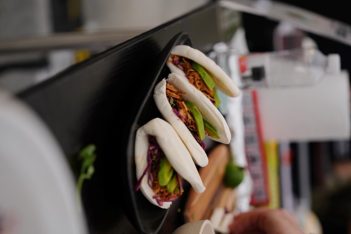 Sau những giờ phút trải nghiệm nấu nướng hết sức sôi động các đầu bếp chuyên nghiệp cũng như nghiệp dư cũng cho ra được những thành phẩm khá bắt mắt