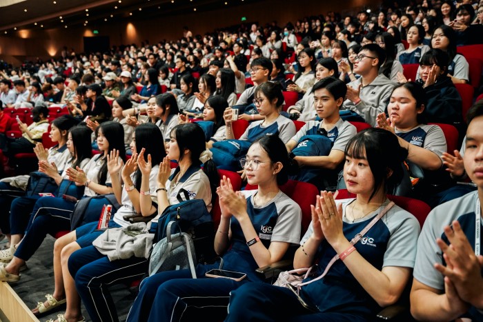Rất đông các khách mời và các em học sinh, sinh viên đã tới tham dự Lễ ra mắt Van Lang Global School