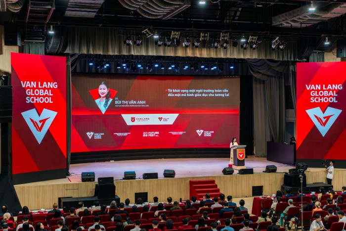 Bà Bùi Thị Vân Anh – Chủ tịch Hội đồng trường VLU phát biểu tại buổi lễ