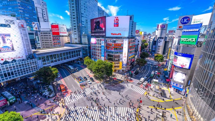 Shibuya Crossing - giao lộ thịnh vượng sầm uất nhất thế giới. Ảnh: Posterlounge.