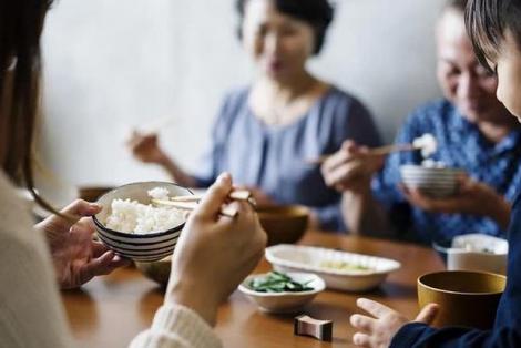 3 loại thực phẩm "đưa miệng" là "vua rút cạn canxi",  tiêu thụ càng nhiều thì xương càng mềm như xốp