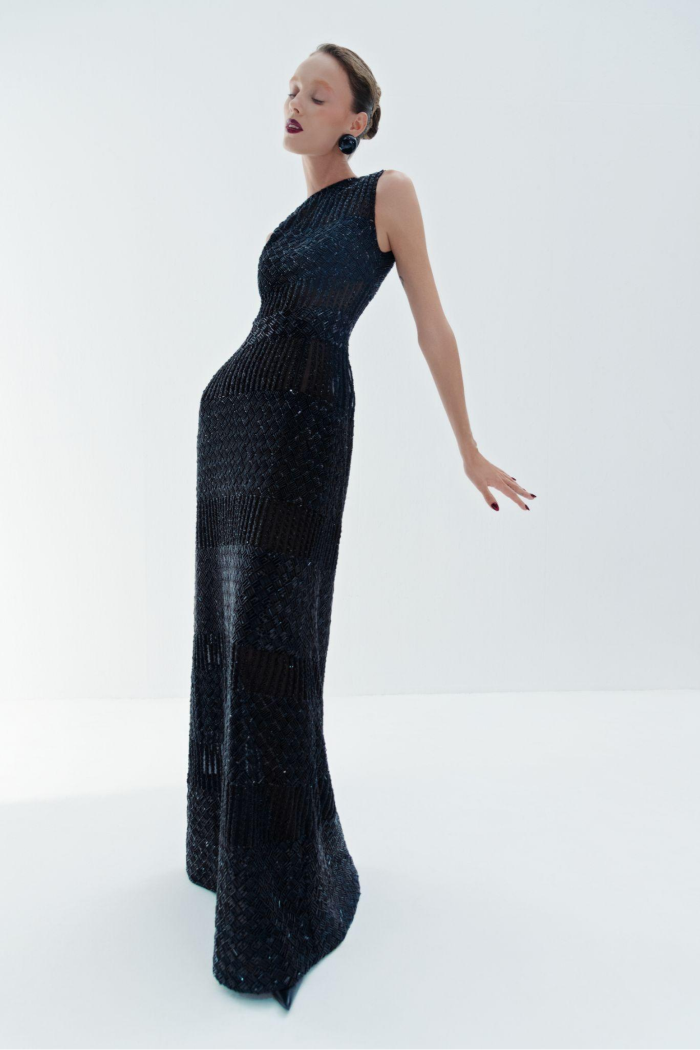 Thiết kế eveningwear đính kết cầu kì trên nền vải xuyên thấu dáng trụ mang đến vẻ đẹp thanh lịch và gợi cảm.