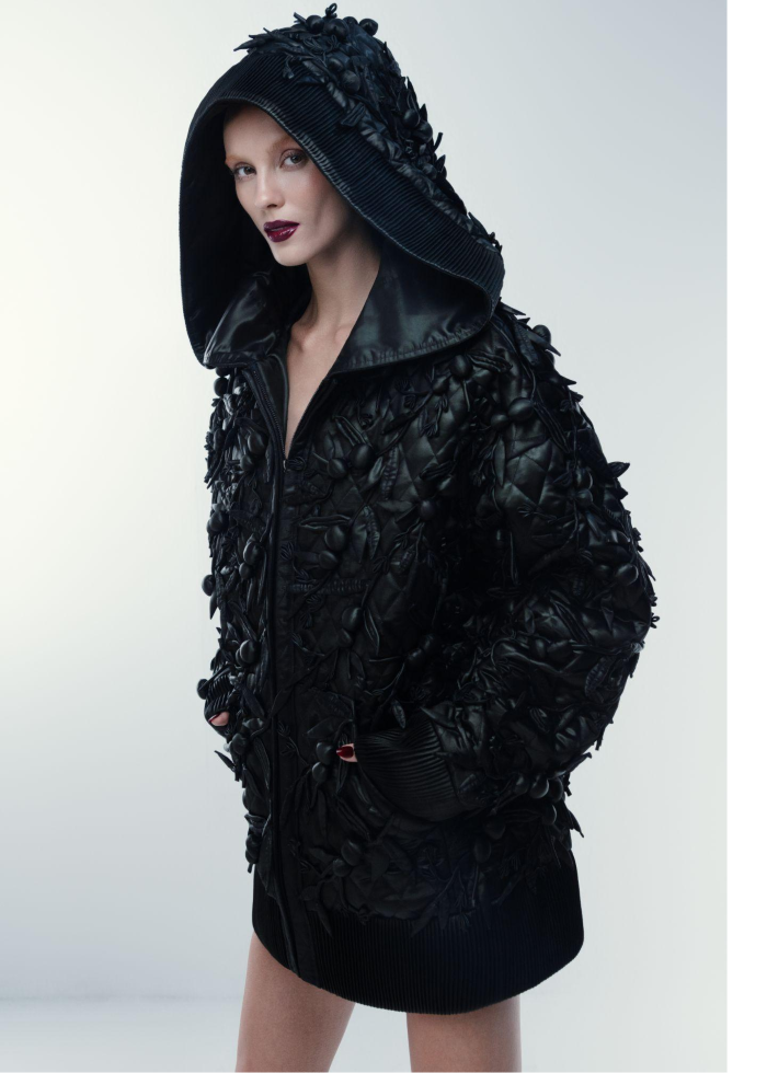 Áo khoác bomber oversized trên chất liệu lụa Lãnh Mỹ A mang phong cách mạnh mẽ đầy cá tính.