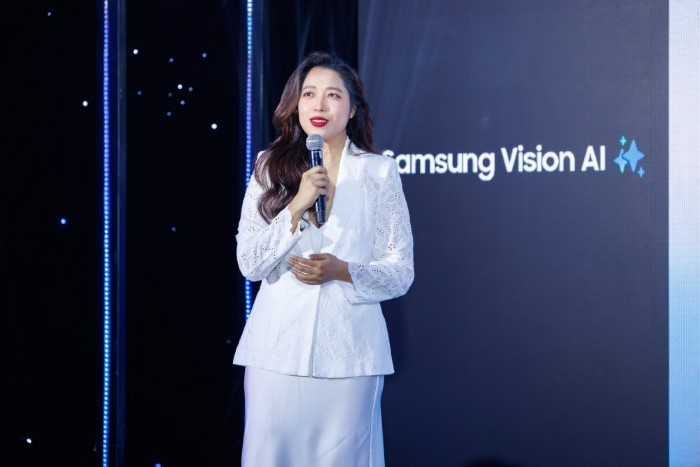 Bà Phạm Phương Linh, Giám đốc Chiến lược Sản phẩm, chia sẻ các tính năng nổi bật của các dòng Samsung AI TV 2025