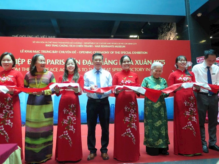 Các đại biểu cắt băng khai mạc
