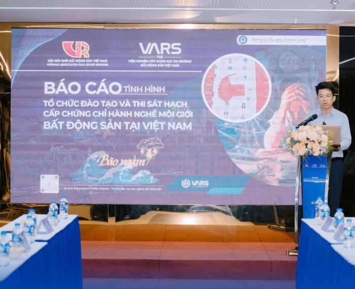 Ông Nguyễn Mạnh Quỳnh, Phó Tổng Thư ký kiêm Chánh Văn phòng VARS phát biểu tại hội thảo. 