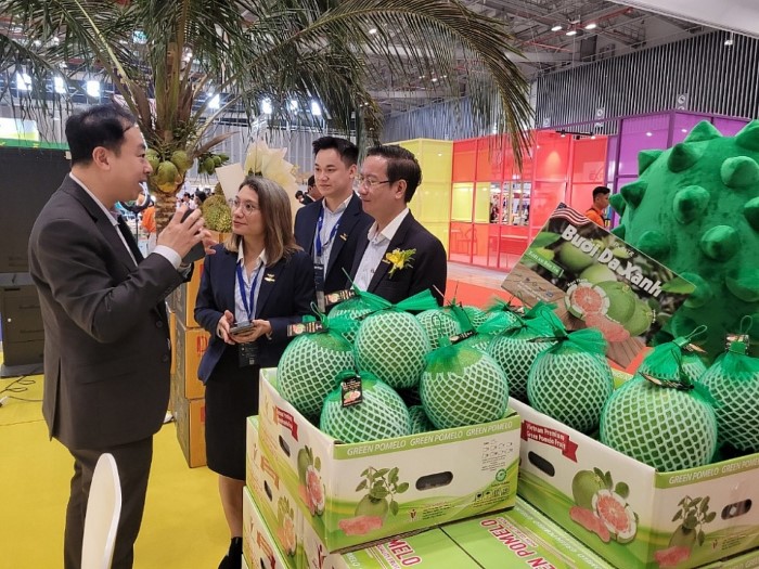 Ông Nguyễn Đình Tùng, Tổng giám đốc Vina T&T trao đổi với nhà thu mua của Thái Lan
