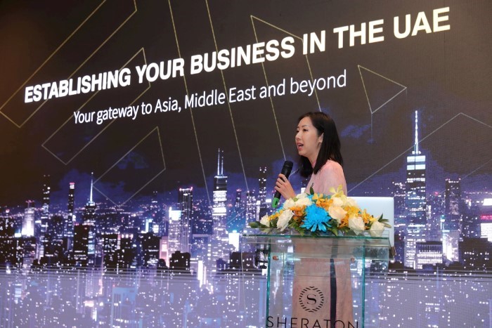 Bà An Trần – Chuyên viên phụ trách kênh cấp cao tại Khu Thương mại Tự do Ajman trình bày tại sự kiện