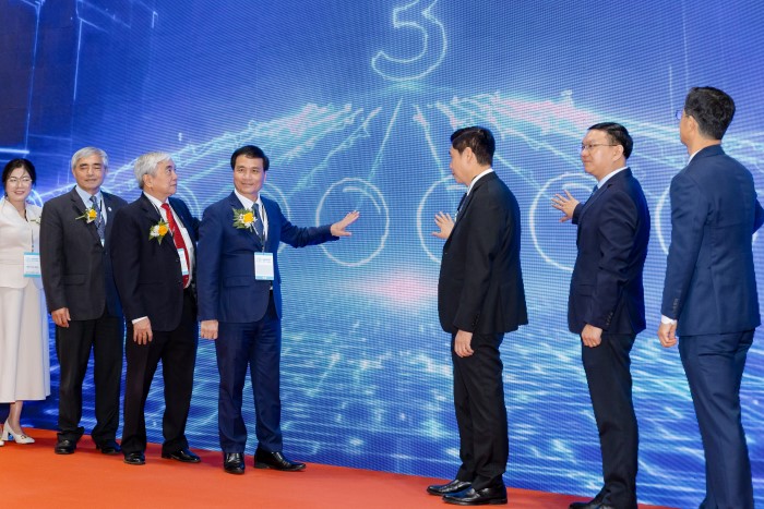 Các đại biểu thực hiện nghi thức Khai mạc Diễn đàn và Triển lãm Quốc tế đô thị thông minh Châu Á