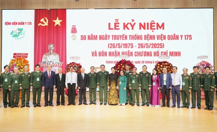 Các vị Lãnh đạo tại buổi Lễ kỷ niệm 50 năm ngày truyền thống Bệnh viện Quân y 175