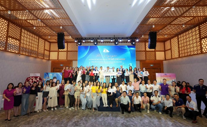 Ban tổ chức cùng các khách mời tại buổi lễ Ra Mắt Hành Trình Du Thuyền Quốc Tế STARCRUISES 