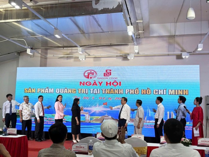  Các đại biểu thực hiện nghi thức khai mạc ngày hội