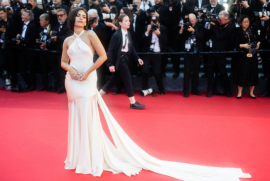 ARIANA GREENBLATT Diện Thiết Kế Của CONG TRI Trong Lần Đầu Tiên Xuất Hiện Tại CANNES 2025