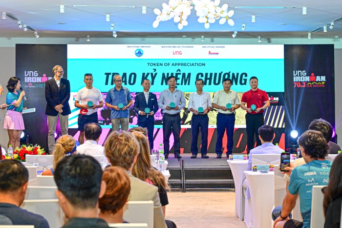 Trao tặng kỷ niệm chương cho các đối tác