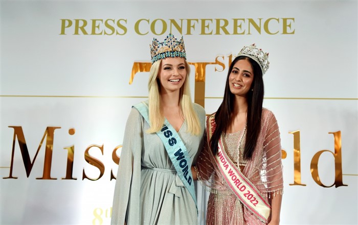 Hoa hậu Thế giới 2022 Karolina Bielawska and Hoa hậu Thế giới Ấn Độ 2022 Sini Shetty tại lễ công bố đăng cai Miss World 2023 của Ấn Độ (Ảnh: ANI)