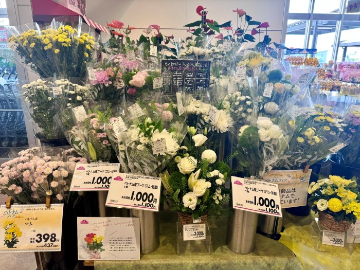 AEON đang nỗ lực làm việc với nhà cung cấp Việt Nam để tăng sản lượng, hướng đến mục tiêu phân phối hoa tươi AEON TOPVALU nhập khẩu từ Việt Nam tại 1.000 cửa hàng và siêu thị vào năm 2026.