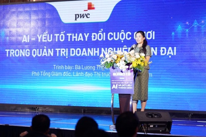 Bà Lương Thị Ánh Tuyết Phó Tổng Giám đốc Lãnh đạo Thị trường PwC Việt Nam trình bày tham luận tại chương trình
