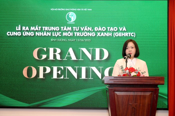 Bà Hà Thị Hiền - Giám Đốc Trung Tâm Tư Vấn, Đào tạo và Cung Ứng Nhân Lực Môi Trường Xanh ( GEHRTC) phát biểu tại buổi lễ