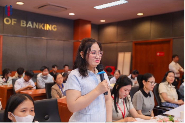 Đại diện Học viện Báo chí và Tuyên truyền đặt câu hỏi tại hội thảo