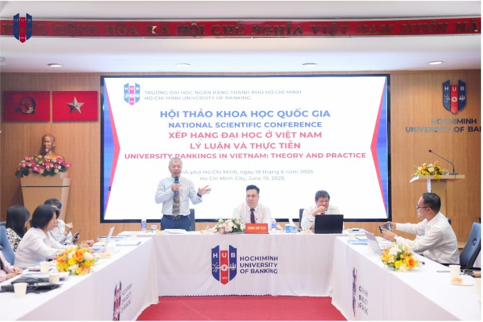 Các diễn giả trao đổi trong phiên thảo luận