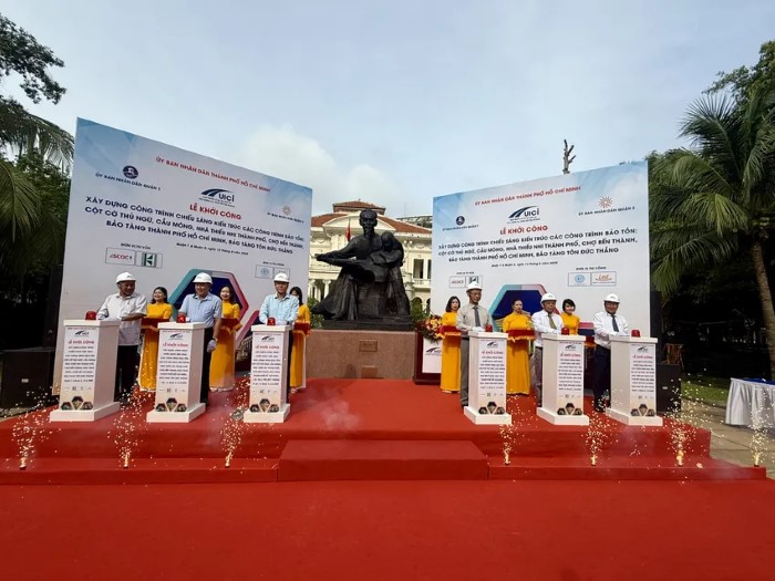 Các đại biểu tham dự thực hiện nghi thức khởi công dự án chiếu sáng kiến trúc các công trình bảo tồn