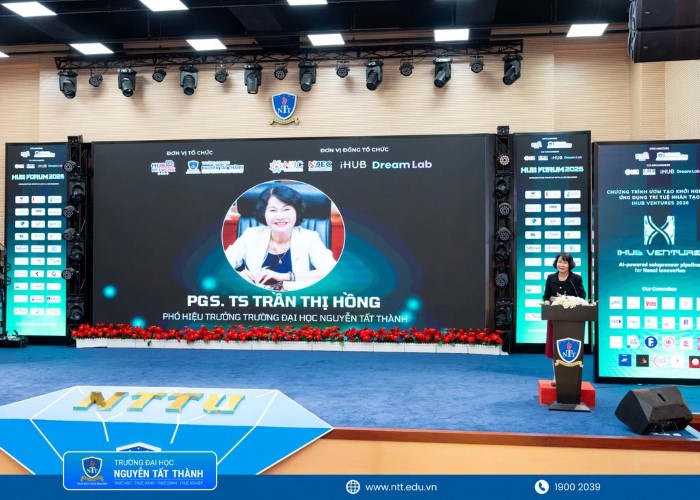 PGS.TS Trần Thị Hồng – Phó hiệu trưởng Trường ĐH Nguyễn Tất Thành, phát biểu khai mạc chương trình